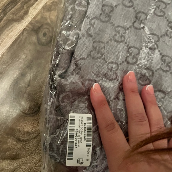 Brand New- Gucci Pearl/Med Grey Wool Silk Scarf - Picture 5 of 5
